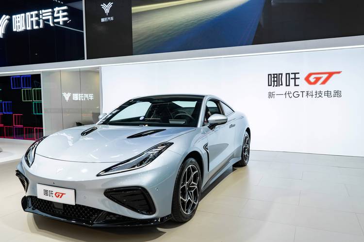 惠州233哪吒汽车在智能汽车领域的表现，领途汽车在新能源汽车市场中的影响力